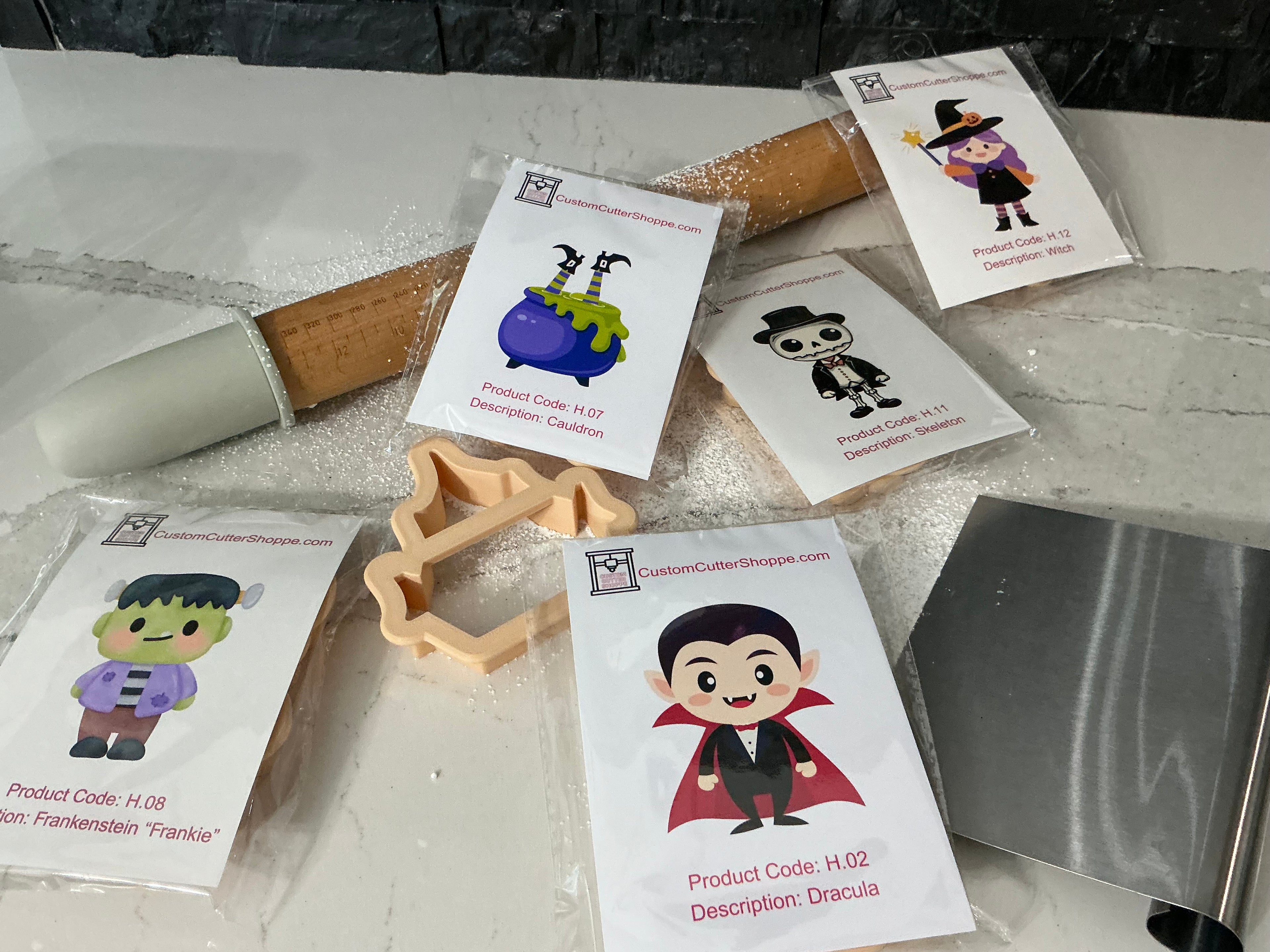 Cauldron with Witch Feet Cookie Cutter (H.07)